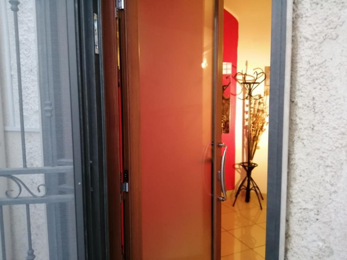 Dependance Red House - Affitti Brevi Italia Apartment มันเฟรโดเนีย ภายนอก รูปภาพ